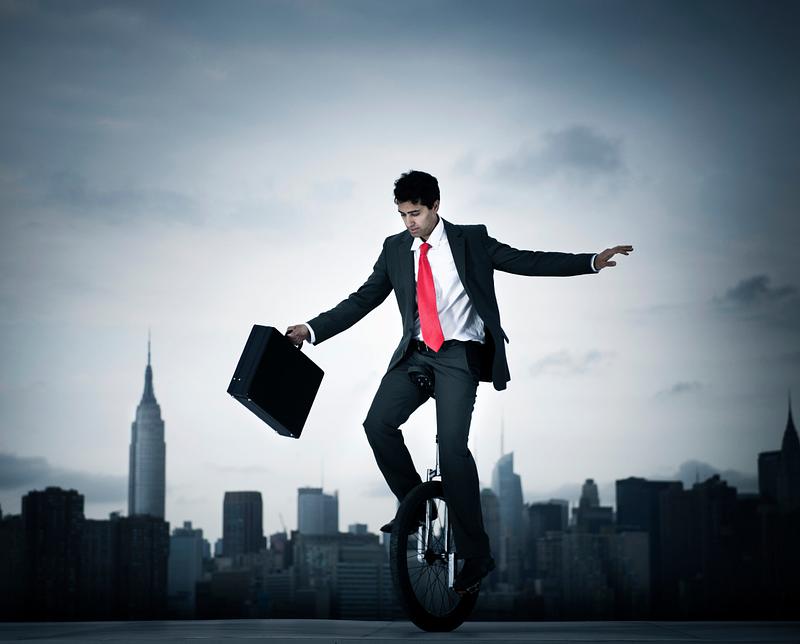 Młody biznesmen utrzymujący równowagę i rozwijający się zawodowo